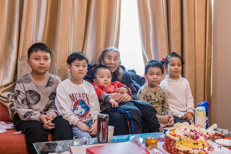 子孙绕膝福气多